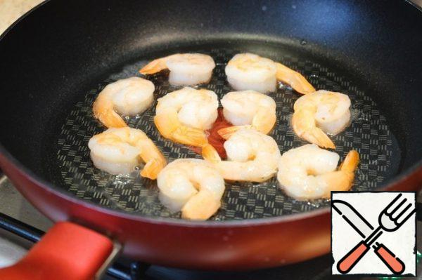 Fry the shrimp until tender. Add a little salt.