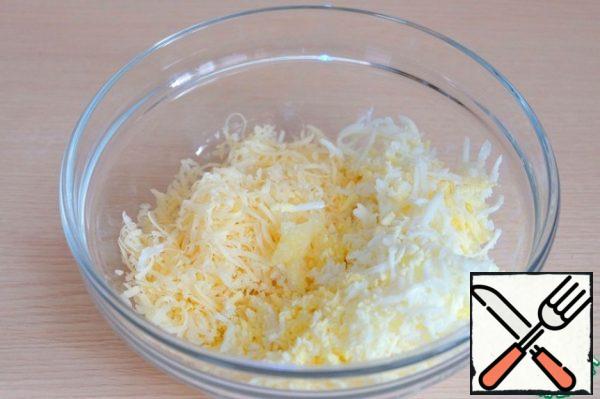 Combine the grated chicken eggs and cheese in a bowl, add the garlic (1 tooth) passed through the garlic press.
