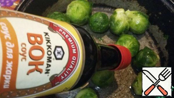 Put the Brussels sprouts in a frying pan with preheated vegetable oil, add soy sauce.
Fry for 10-15 minutes, stirring constantly.