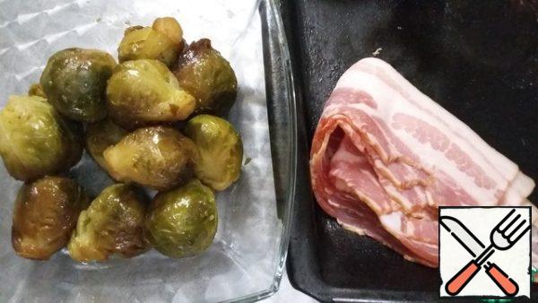 We take the cooked Brussels sprouts, bacon and 4 wooden skewers.