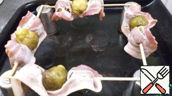 We string bacon and cabbage in this way.
We set it on a stand and send it to the oven at 180 degrees for 10-15 minutes.