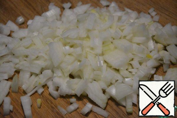 Peel the onion. Finely chop.