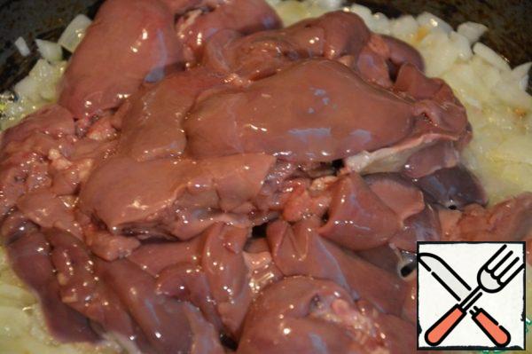 Add the chicken liver to the pan. Fry over medium heat for 7-10 minutes. Try not to over-dry the liver.