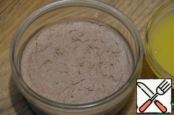 Beat the chicken liver with an immersion blender until puree. If necessary, add salt and spices. Spread out on the molds (or in one large form). Do not forget that there will be jelly on top of the liver, so leave a place for it in the form. Put in the refrigerator for 2-3 hours.