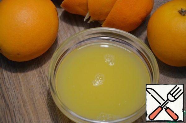 Squeeze the juice from the oranges. Add sugar to it to taste. Pour the gelatin into the orange juice. Cook according to the instructions on the package (for me, as a rule, it is allowed to swell and warm up on the stove, without bringing to a boil).
