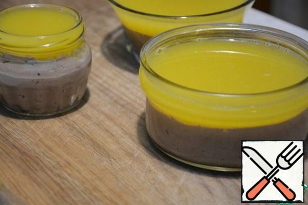 Pour the slightly cooled orange juice with gelatin on the liver pate.