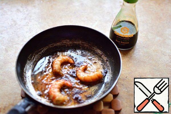 Fry the shrimp in oil with soy sauce:
