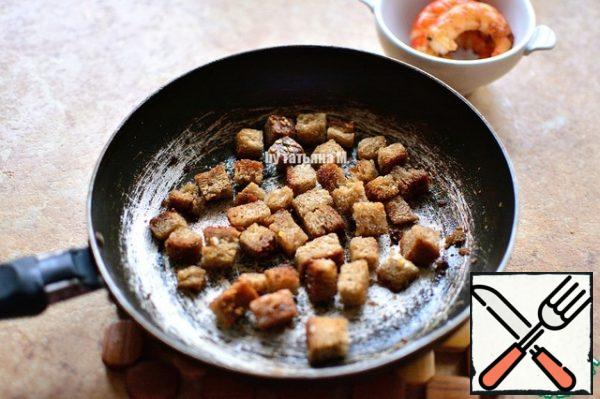 Fry the croutons in butter with the addition of garlic;
Cool down;