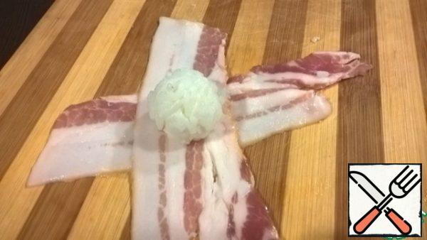 Lay the bacon slices crosswise.
Put a rice ball in the middle.