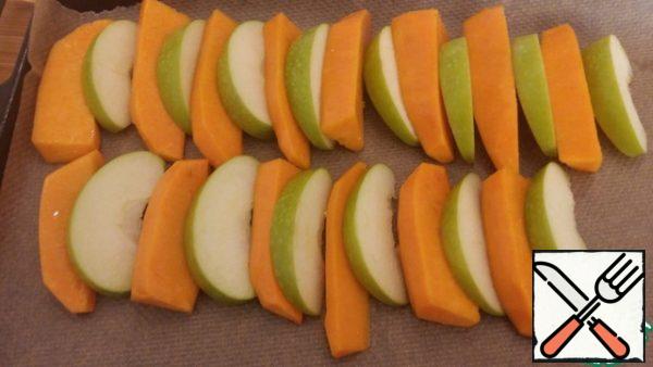 Cut the pumpkin and apples into slices, grease with vegetable oil and place on a baking sheet. Bake in the oven until tender, it took me about 20 minutes.