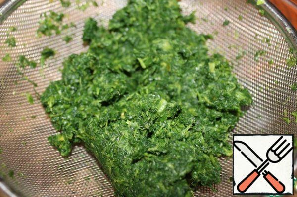 Defrost the spinach, squeeze out the excess liquid.