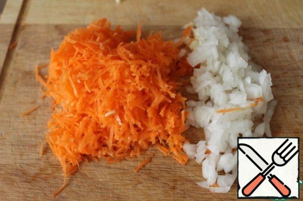 Finely chop the onion and garlic, grate the carrots on a fine grater.