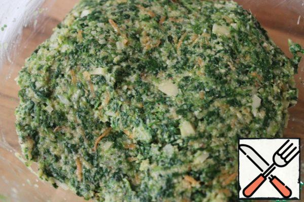 In a bowl, mix spinach, cheese, breadcrumbs, onions, garlic, carrots, nuts. Add one and a half eggs. I usually separate a little of the white and yolk from the second egg. If the eggs are small, you can add two. Mix, add salt.