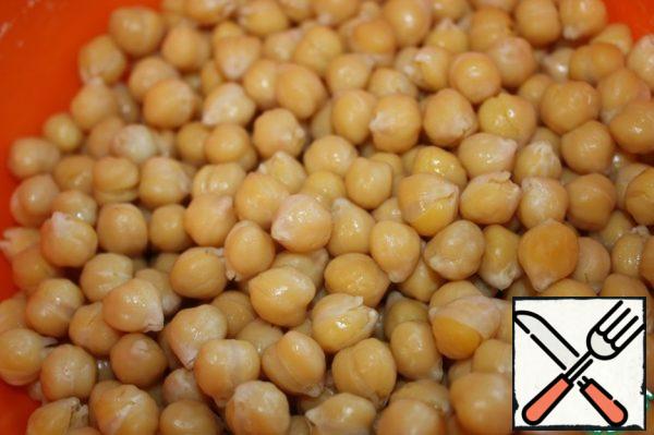 Chickpeas I cook in advance and immediately a kilogram. The leftovers are distributed in bags and frozen when necessary, the laptop is always at hand.