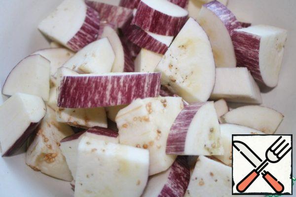 Cut the eggplant coarsely, add salt, and let stand for 15 minutes. Then rinse and squeeze.