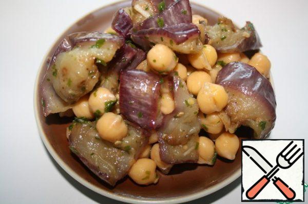 Mix the chickpea and the eggplant, chop and add the parsley.
Pour the dressing and let it brew for a couple of hours.
