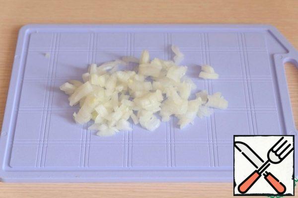 Cut the onion into small cubes.
