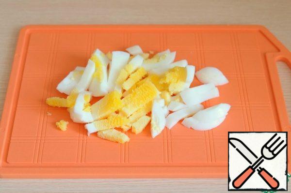 Egg (2 pcs.) boil, cut into cubes.