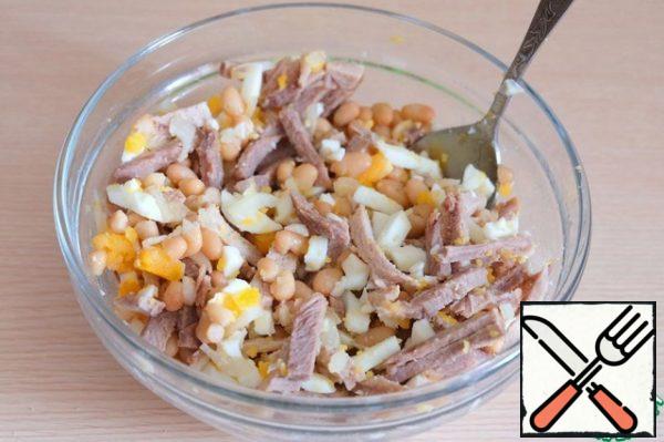 In a bowl, add canned beans (1 ban.), boiled eggs (2 pcs.), chopped beef (200 gr.), chopped onion. Add salt to taste. Season the salad with mayonnaise.