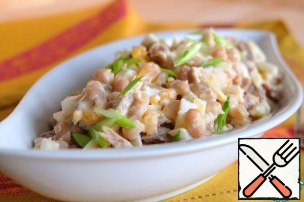 Put the salad in a salad bowl, sprinkle with green onions.