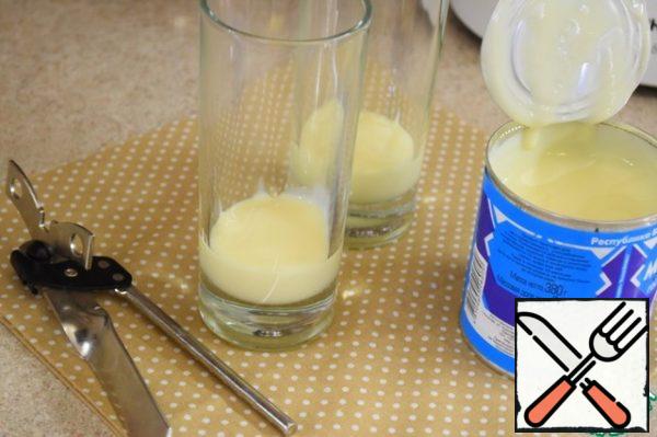 Carefully put the condensed milk (1 tbsp per glass) on the bottom of the transparent glasses. Try not to get the walls of the glasses dirty!