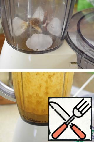 Put ice in a blender and add instant coffee. Beat at the highest speed. You will see how the mass becomes airy and light.