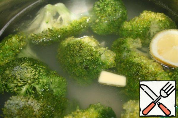 Break the broccoli into inflorescences.
Boil water, add salt and add a piece of butter and a lemon circle.
Cook for about 5 minutes.
Then get the cabbage and put it on a platter.
