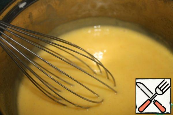Cook the sauce for about 5 minutes, then pour in the cream and add the butter.
Whisk everything with a whisk and add the starch, let it boil again.
Our sauce is ready.