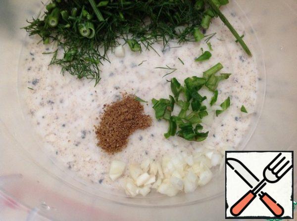 Peel the garlic and finely chop it, as well as the dill. Peel the pepper from the seeds and cut into a small cube, add the cumin. Use dishes with a tightly closed lid. I have a large plastic bowl.