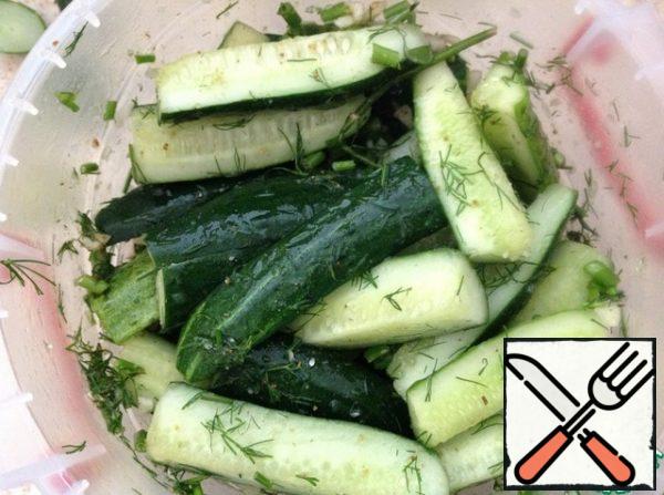 The bowl is well shaken in different directions, so that all the spices are distributed evenly. Just a minute of intense shaking is enough, but without fanaticism. Put the bowl in the refrigerator for a day. Usually I cook such cucumbers in the evening, in the morning you can already take a sample.