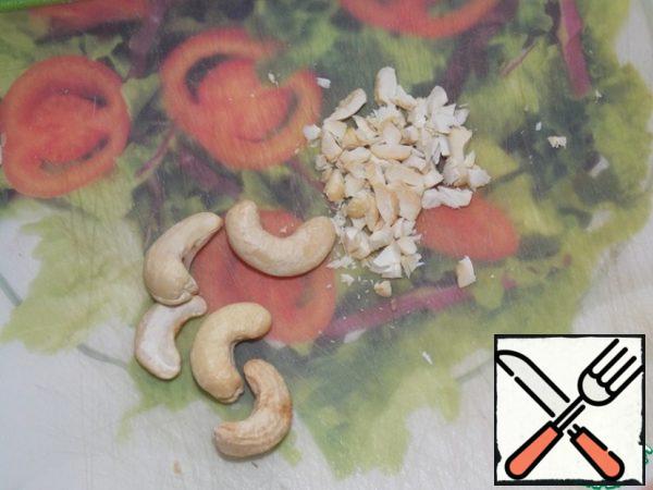 Finely chop the cashew nuts (if you do not have roasted nuts, pre-lightly fry in a dry pan).