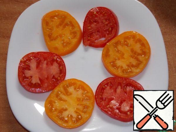 Cut the tomatoes into medium circles. Top with the nut and garlic dressing and serve immediately.