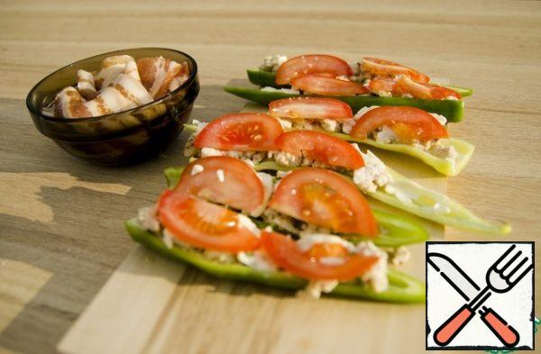 While the barbecue/grill is warming up, marinate the bacon in soy sauce for 10 minutes.
At this time, cut the peppers in half, put the minced meat on the halves, brush the minced meat with cheese, and put the tomato slices on top. Season the tomato with salt.