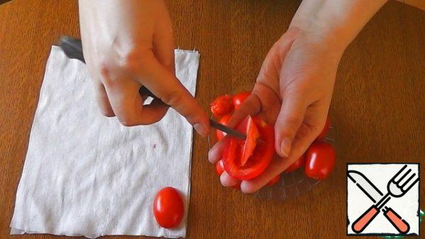 Wash the tomatoes, dry them, and remove the pulp. Put on a napkin cut down, to remove excess moisture.