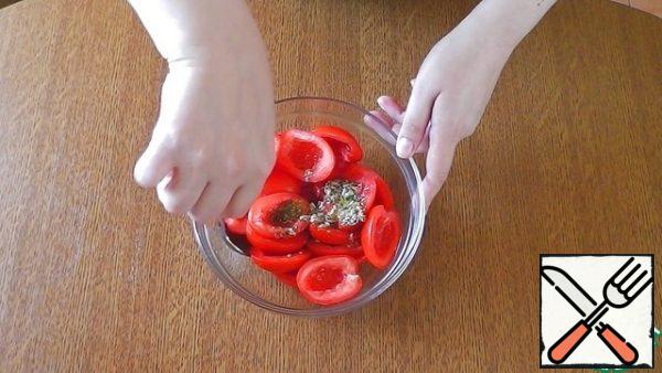 Mix tomatoes and marinade in a bowl and mix gently.