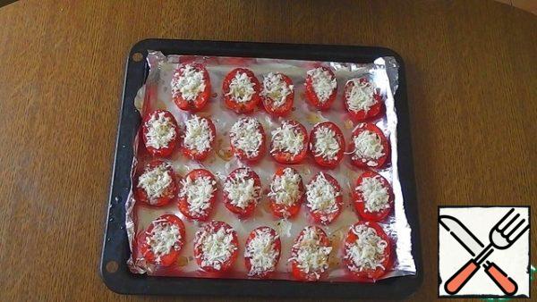 Put the tomatoes on a baking sheet and put the filling of cheese and bread (do not tamper). Sprinkle the remaining marinade over the tomatoes.
Send in preheated to 220 deg. oven for 10 minutes.