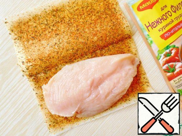 Cut the chicken fillet in half, wrap it in a sheet with seasoning . The second one is for the tender chicken breast fillet." Fry on both sides over medium heat for 15 minutes.