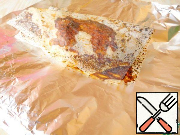 Immediately after roasting, the fillets are wrapped in foil, directly in the paper, cooled and sent to the refrigerator for a couple of hours. It is better to do this on the eve of the holiday, then it will only be necessary to cut and serve, which will save a lot of time.