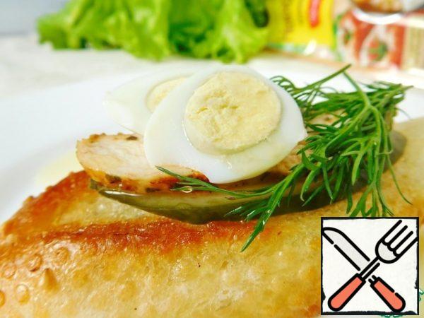 We collect our bruschetta-baguette, a slice of salted (lightly salted) cucumber, a slice of chicken fillet and a quail egg. Decorate with greenery.
When serving, you can sprinkle everything with olive oil, but I prefer unrefined sunflower oil.