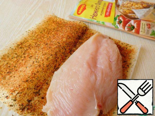 Cut the chicken fillet in half, wrap it in a sheet with seasoning. On the second for a tender chicken breast fillet." Fry on both sides over medium heat for 15 minutes.