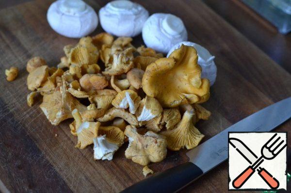 Chanterelles and mushrooms will be cleaned.