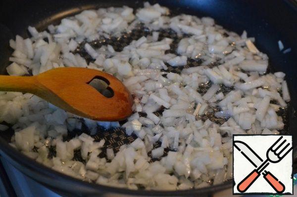 Cut the onion and garlic into small pieces.
Heat the sunflower oil and fry the onion for 2 minutes.