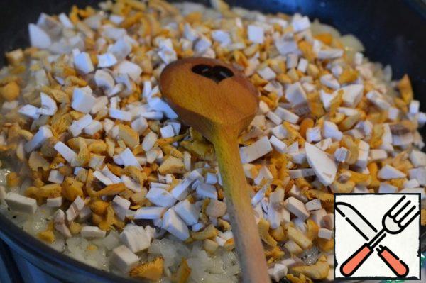 Add mushrooms and garlic to the onion.
Stir and fry over medium heat for 5 minutes.