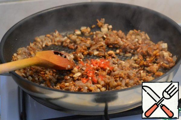 Add finely chopped chili pepper.
Stir and remove from heat.