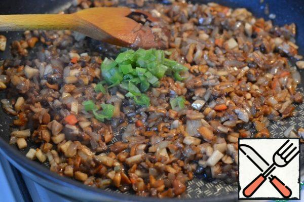 Add finely chopped green onions to the still hot mushrooms.
A little bit, 2 feathers, for beauty.
Can be served.