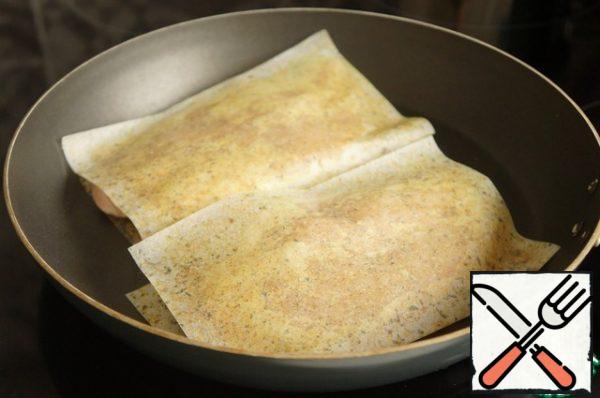 Pieces of chicken fillet lightly beat off on both sides.
If necessary, shape the boat with a knife (cut off the edges).
Place on a frying pan.
Apply a little pressure with your hand. And fry on each side for 5-7 minutes.
Fry the bacon strips in another pan.