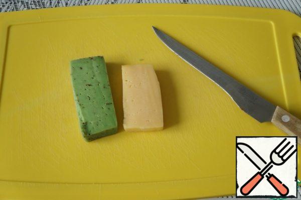 While the chicken and bacon are frying, prepare the cheese. I have two types: green (with pesto) and Dutch.