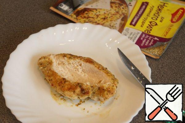 Put a piece of the finished chicken on a plate, slightly cut out the middle.