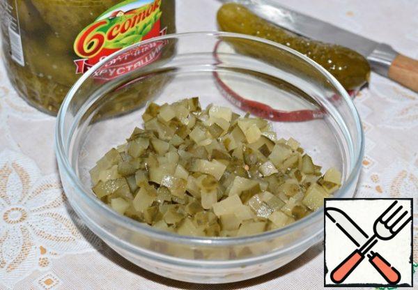 Cut the cucumbers into small cubes.