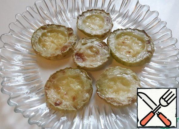Then transfer the zucchini slices to a flat dish.
You can put it on lettuce leaves. But, to my regret, there were no leaves at home.